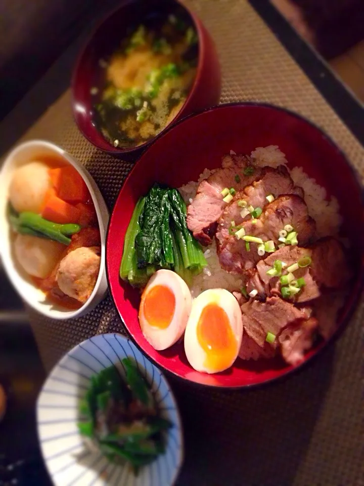 チャーシュー丼、カブのピリ辛煮、おくらのおひたし、アサリとわかめのお味噌汁|ayumiさん