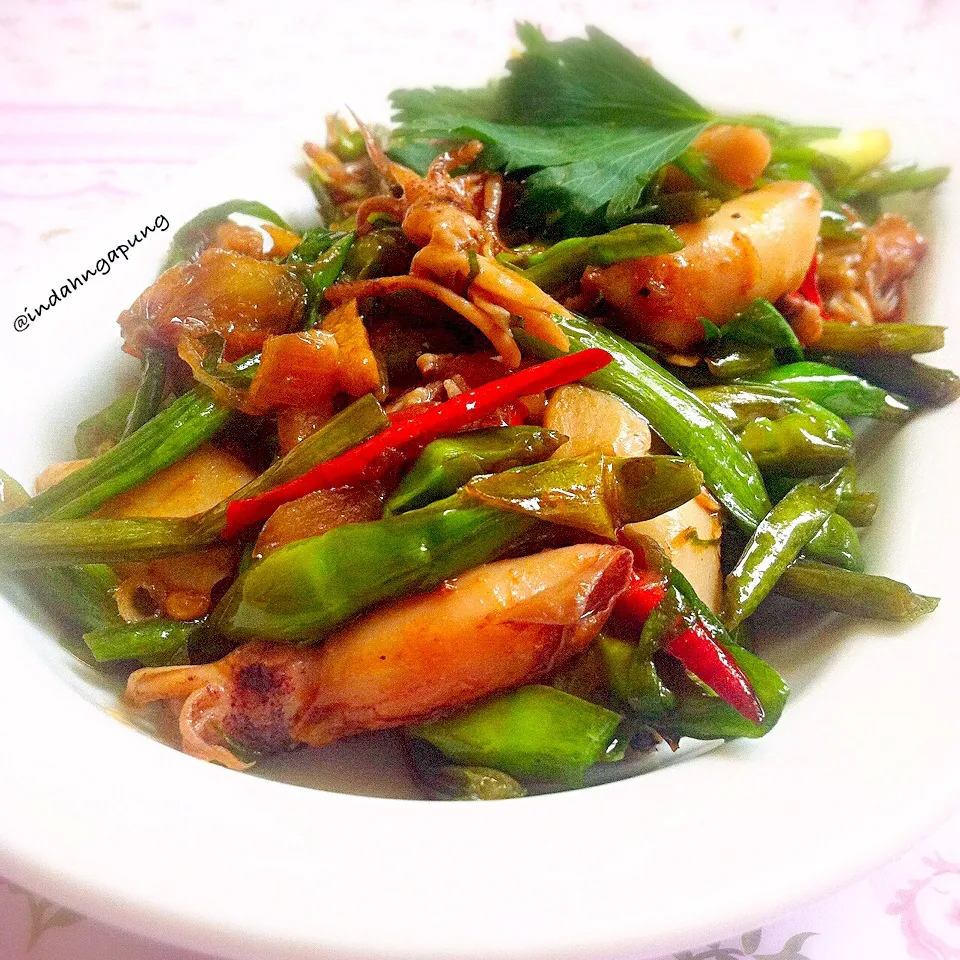 Stirfry yellow velvetleaf and salted squid with balacan sauce|Indahngapungさん