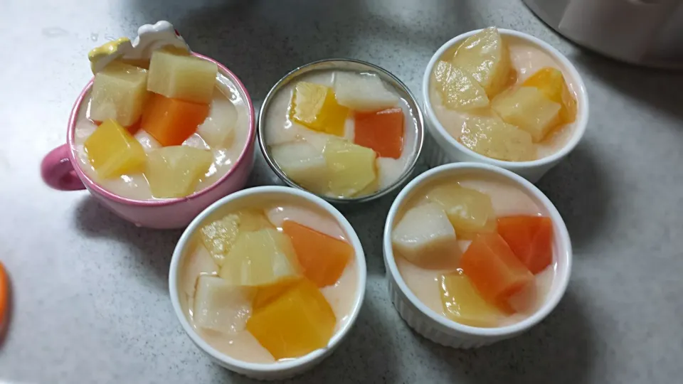 Melon Fruitty Jelly with some Tropical fruits on top|joさん