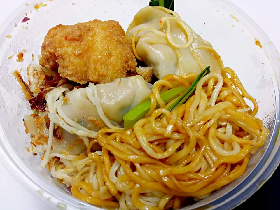 Favourite Ramen with Fried Fish & Pork Dumplings😜😙 Love the Black Vinegar and Spicy Chilli🔥👅|🌷lynnlicious🌷さん