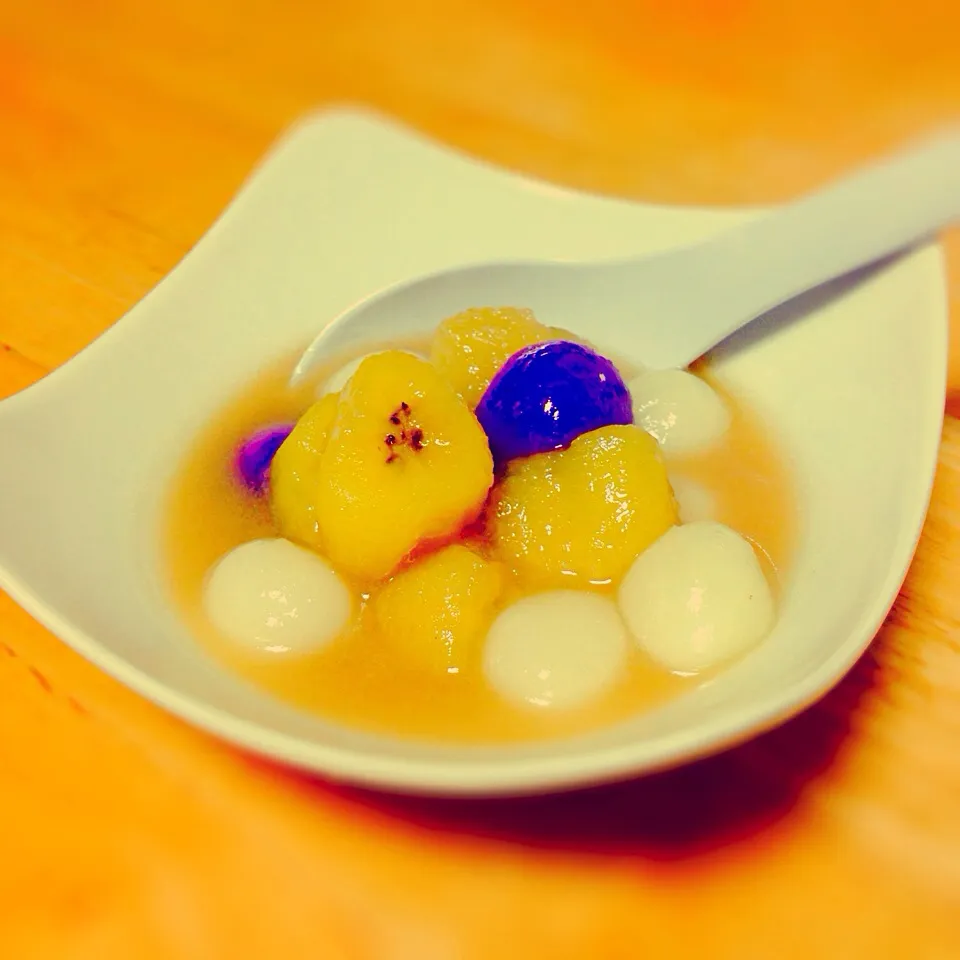 Sweetened riceball (purple cassave flavor too) with banana in coconut milk|Laarni Nabongさん