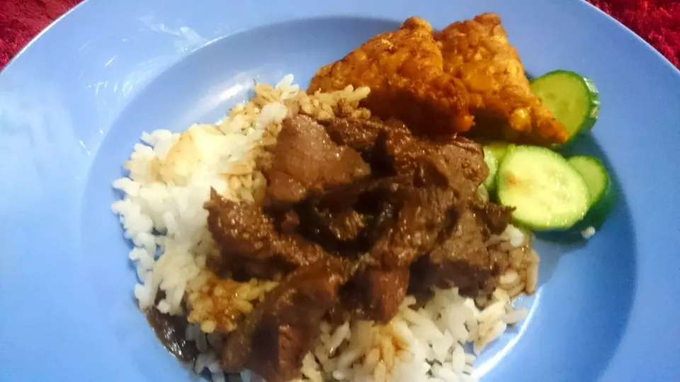 Meal of the day: rice with marinated spices black pepper beef. #yumyum|Quibbitzさん