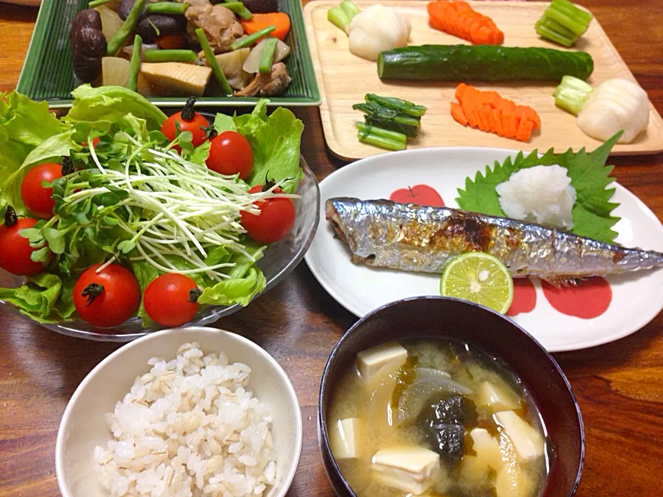 秋刀魚の塩焼き 筑前煮 ぬか漬け サラダ 豆腐の味噌汁 麦飯|K N 3さん