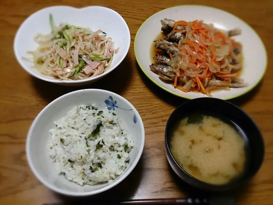 わかめご飯、ししゃもの南蛮漬け、もやしとハムのサラダ、じゃがいもの味噌汁|五十嵐公一さん