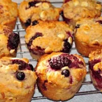 Mixed berries  and white chocolate muffins|Sin Mさん