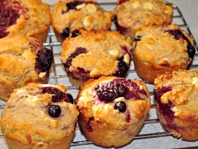 Mixed berries  and white chocolate muffins|Sin Mさん