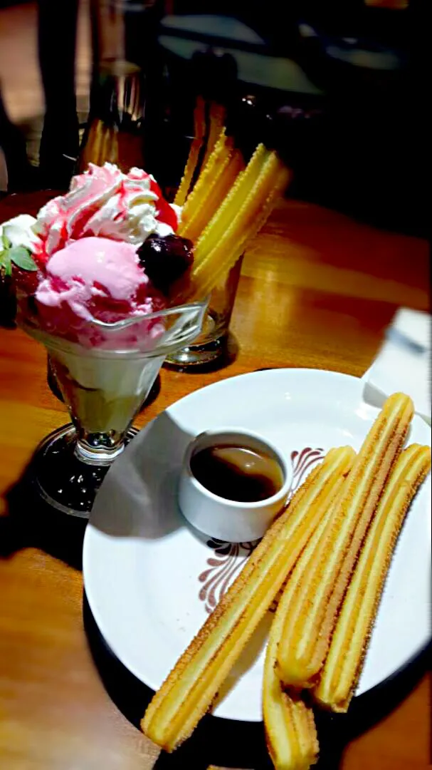 churros classic and strawberry sundae|farrah dinaさん