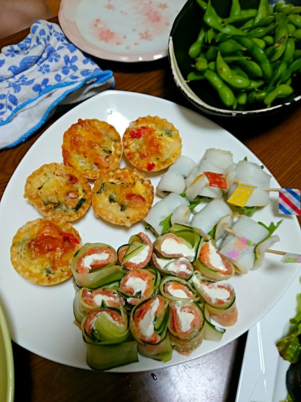 キッシュ、かまぼこの紫蘇巻き、クリームチーズとサーモンのキュウリ巻き|わたなべちかさん