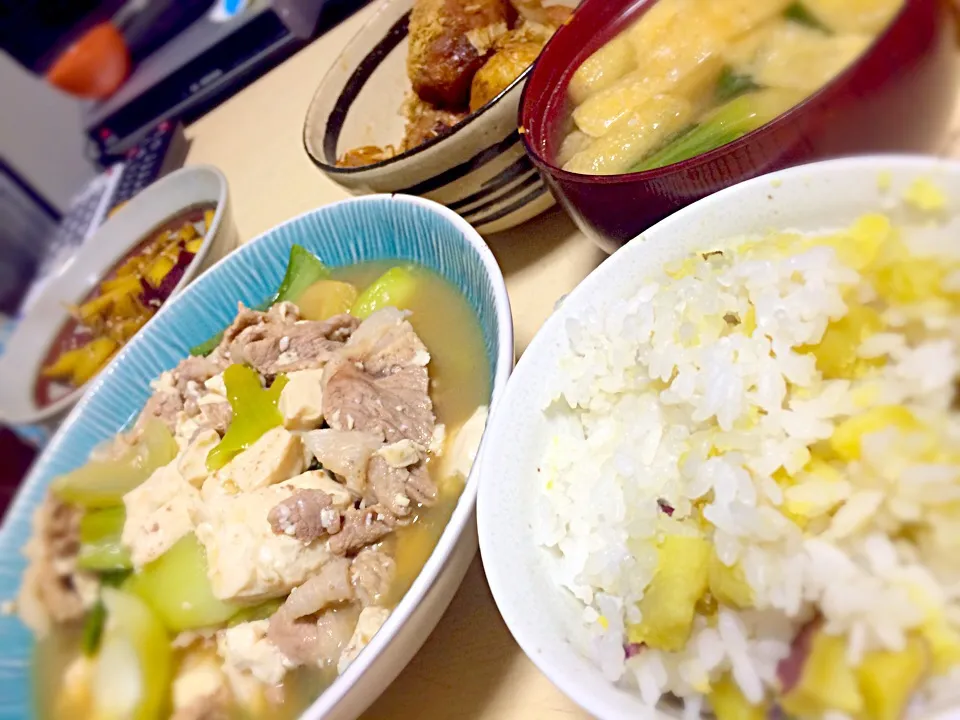 さつまいもご飯、肉豆腐、小松菜と油揚げの味噌汁、さつまいものきんぴら|はしもさん