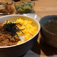 Snapdishの料理写真:鶏そぼろ丼|Akkiさん