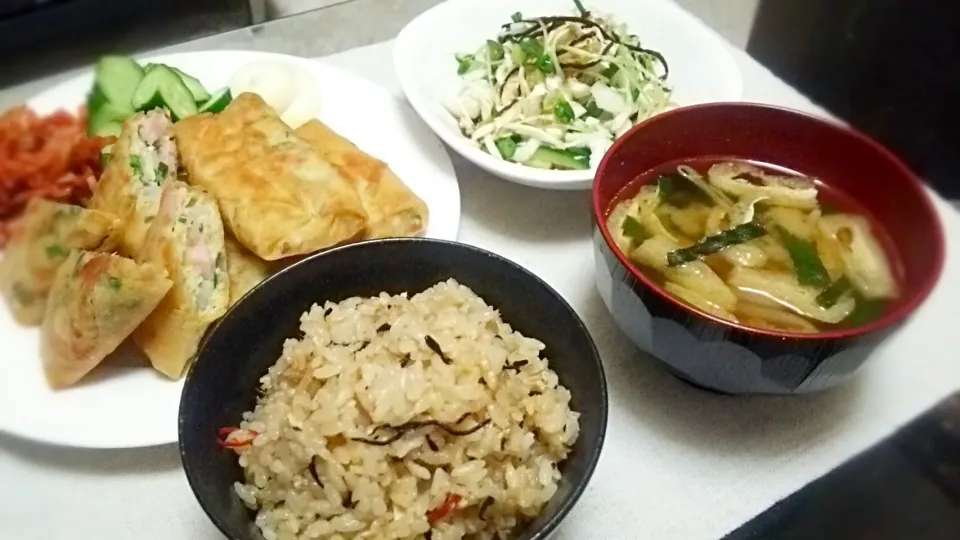 大豆と麩とﾆﾗとｿｰｾｰｼﾞの春巻き&ひじきと油揚げの炊き込み御飯
の晩ごはん✨|kaz(*･ω･)さん