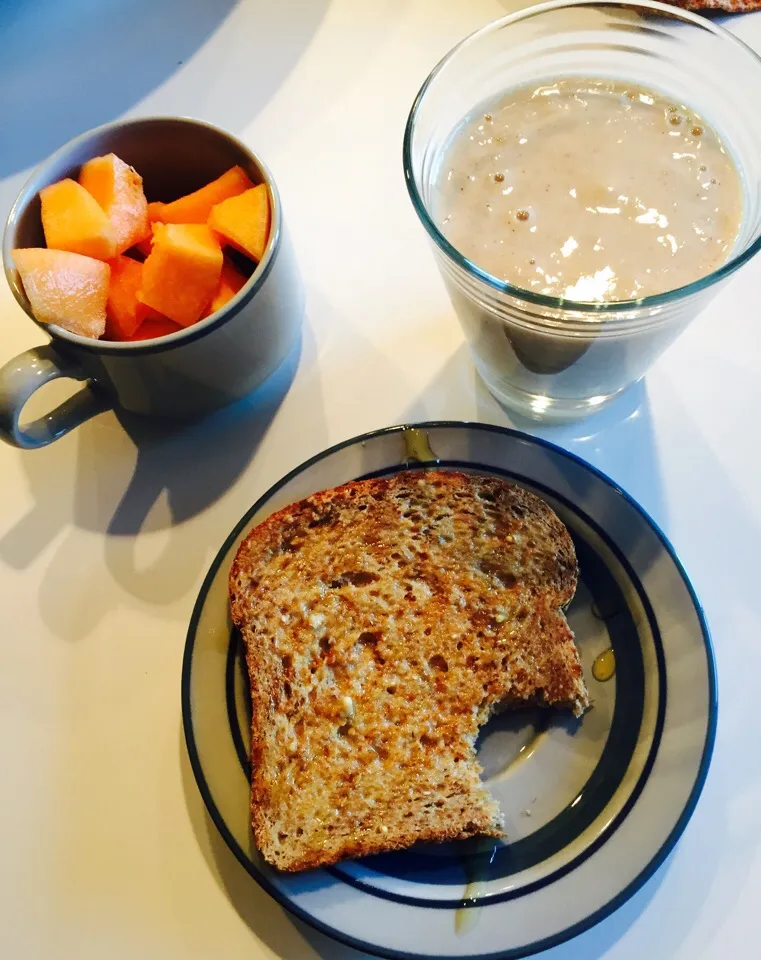 Banana & oats smoothie. Ezekial bread toast with earth balance butter and drizzled with honey. Side of cantaloupe|victoria valerioさん