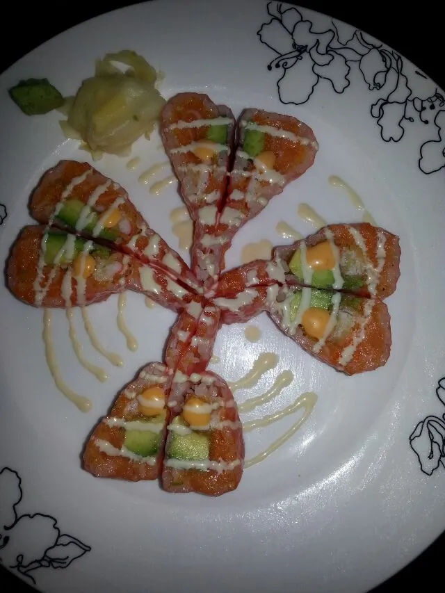 Jack's flower roll.  fried kani, spicy salmon crunch, avocado, wrapped in pink soy paper with Fresh tuna.|Polly Gelfusoさん