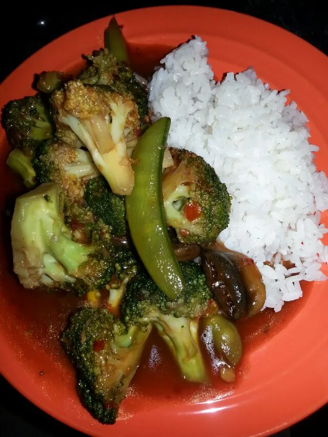 spicy broccoli, snow pea, and mushroom with white rice.|Polly Gelfusoさん