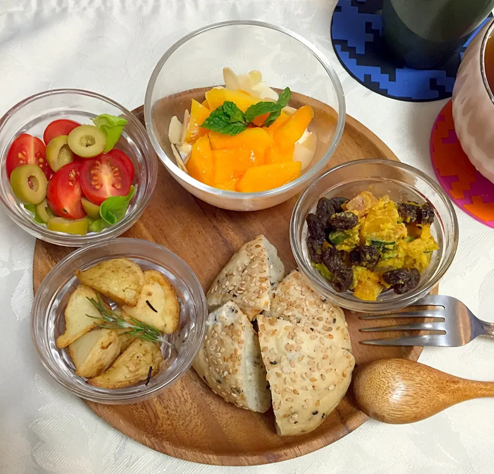 Breakfast: papaya on cottage cheese with condensed milk, rosemary potatoes, sasame bun with camembert cheese, pumpkin and raison salad|Kumigarさん