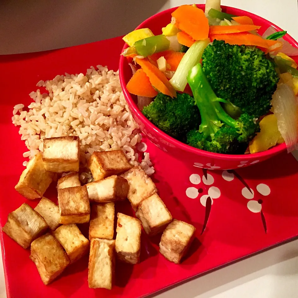 Vegetable Stirfry: yellow squash, bok choy, broccoli, carrots, onions and brown rice with broiled tofu|victoria valerioさん