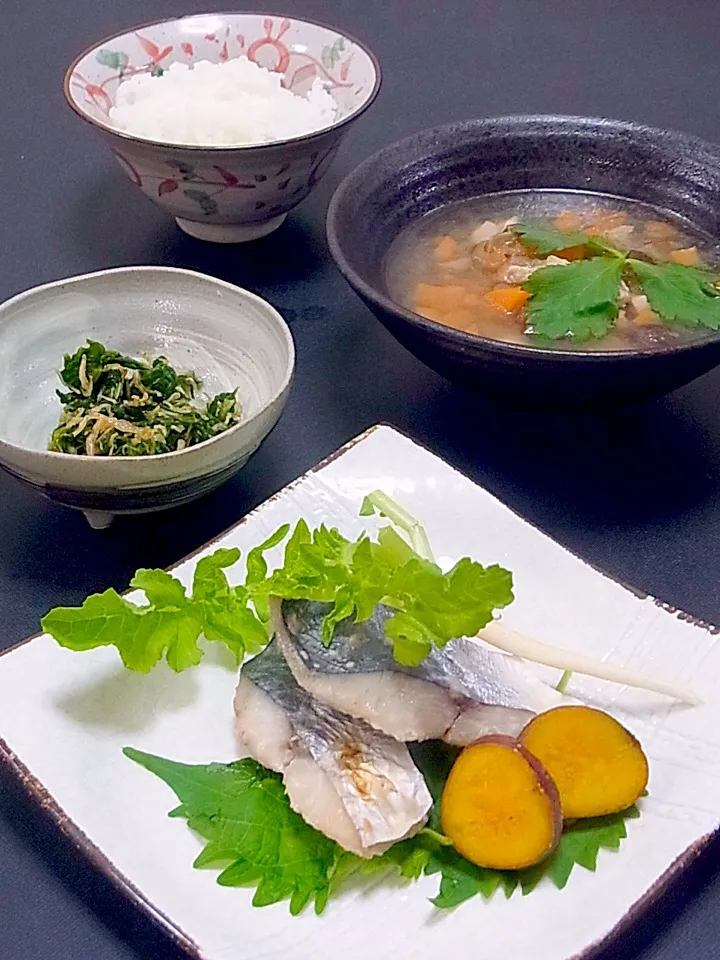 今日の私の昼御飯、みんなの晩御飯は、サゴシの塩麹焼き サツマイモのレモン煮、大根葉とちりめんじゃこの炒め物、角切り野菜と冬瓜のすり流し、ご飯

今晩は、息子の保育所時代のママ友とお食事会。
午前OFFだったので、晩御飯を用意しました。

父の育てた巨大冬瓜。
一回切ると冷蔵庫行きなので、いつ切ろうかと思って転がしてあっ|akazawa3さん