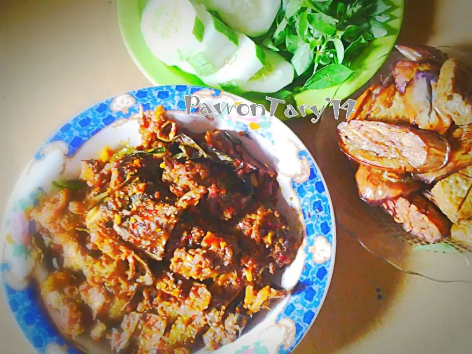 menu maksi hari ini,, rica2 bebek pedasss level 9+lalapan+tempe goreng+terong goreng.
yuk mariiii makaaaann....|taryさん