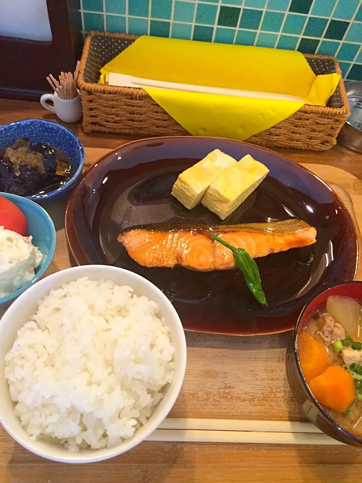 秋鮭の照り焼きと豚汁定食|Megumi Yamashiroさん