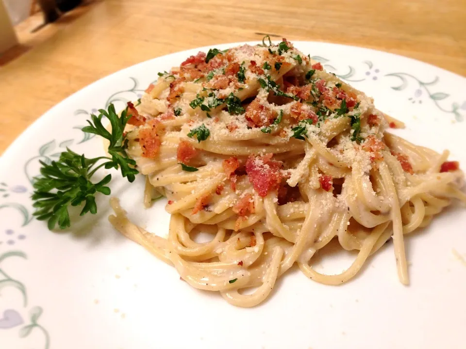 creamy carbonara topped with bacon and fresh parsley :)|Argee del Mundoさん