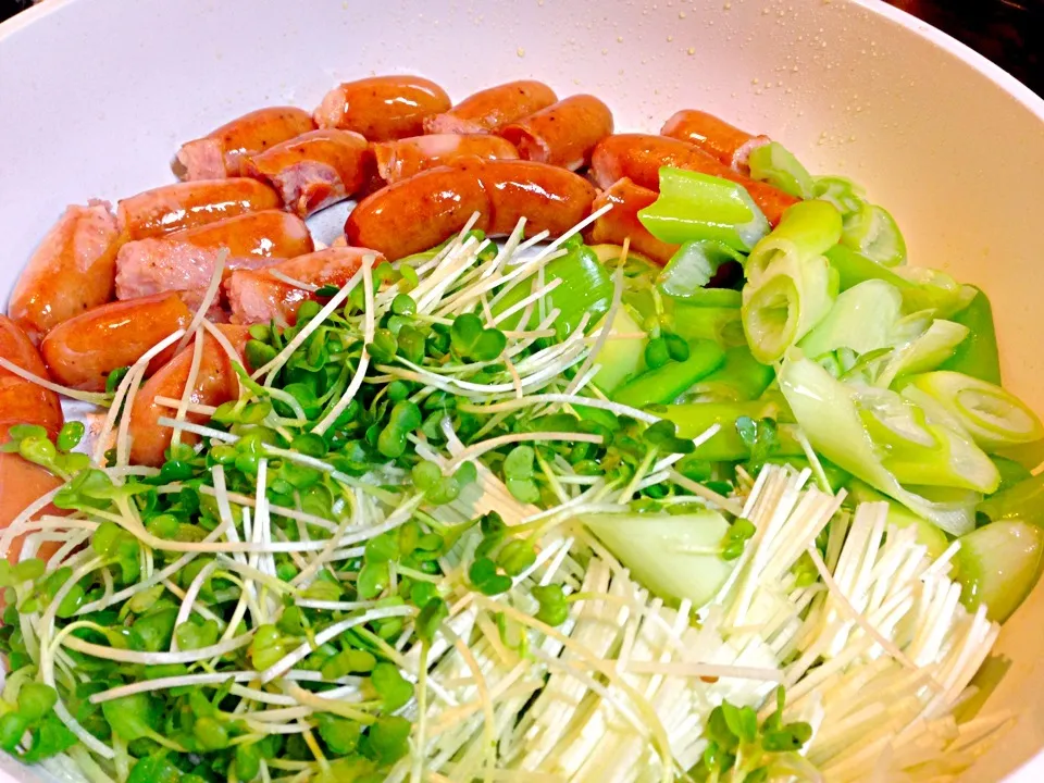 💋Sausage & Sprouts in Olive Oil💋|Earth Angelさん