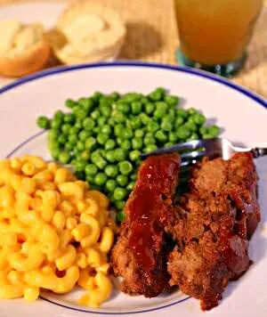 Snapdishの料理写真:Grandma's Meatloaf with Mac and cheese & #vegetable side of peas #ComfortFood|Alisha GodsglamGirl Matthewsさん