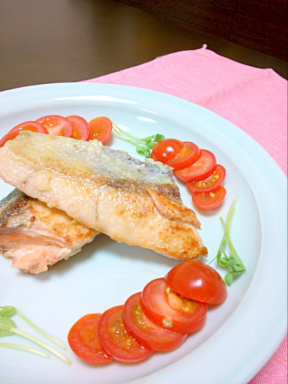 Snapdishの料理写真:sauteed salmon!!|和田 匠生さん