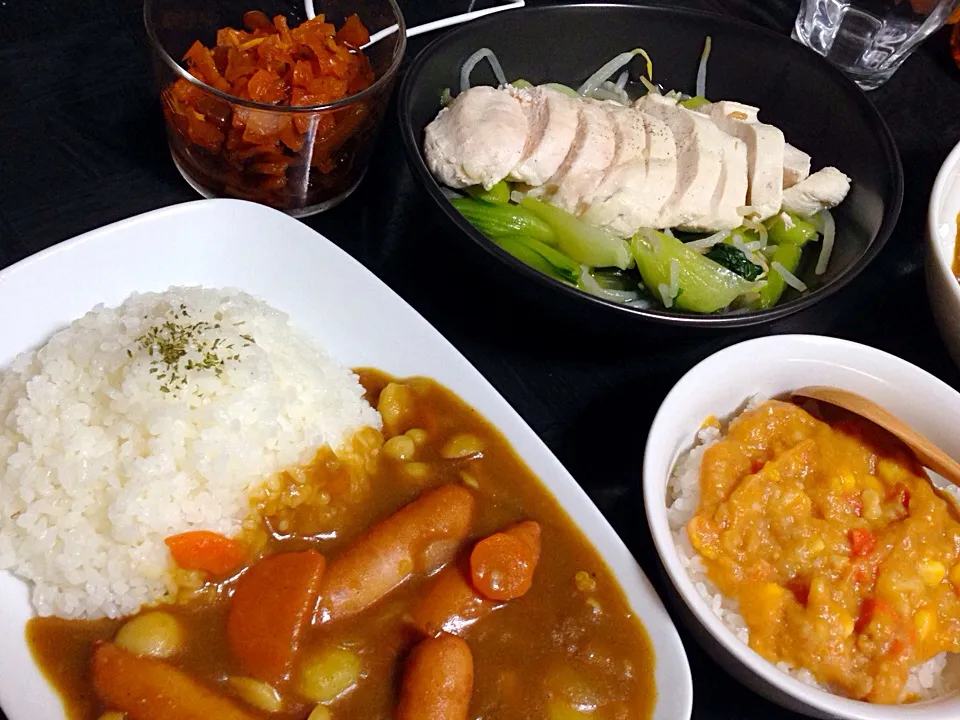 今日の晩ご飯は、ウインナー入りきのこカレー、茹で鶏と青梗菜のさっぱりサラダ。|ゆえさん