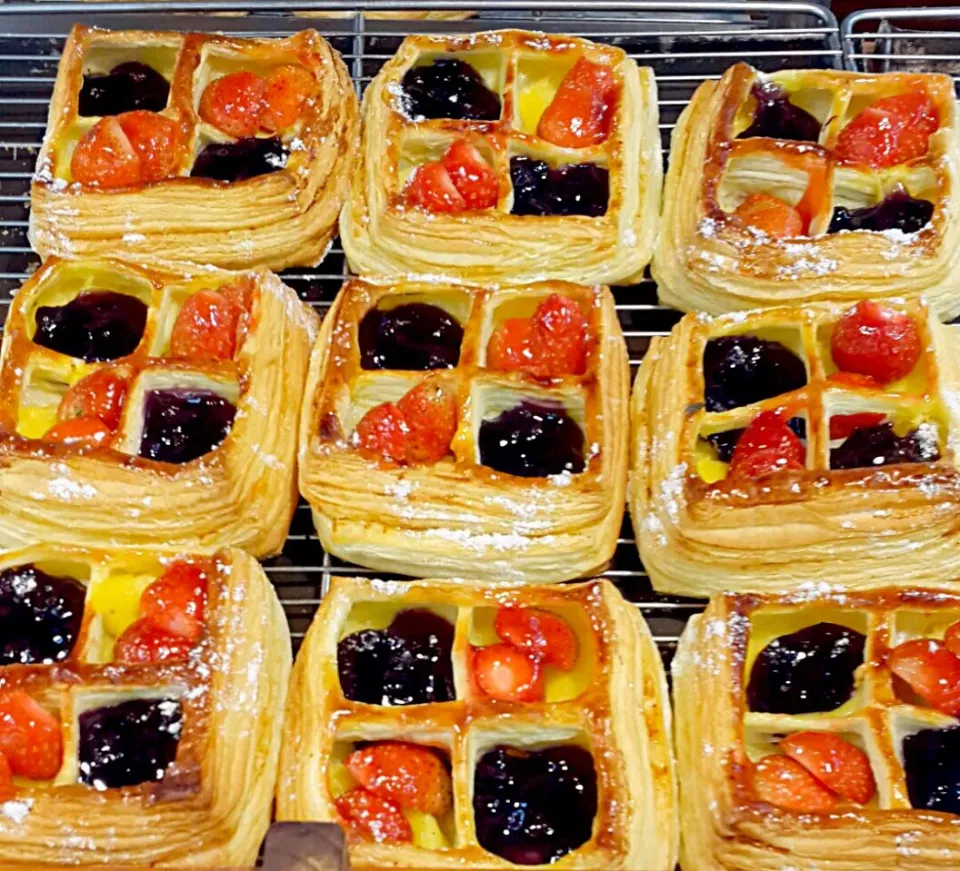 Snapdishの料理写真:blueberry and strawberry danish|Chaterine Iswantoさん