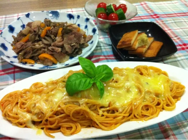 Snapdishの料理写真:チーズトマトパスタ・豚肉と舞茸ガリバタポン炒め・さつま揚げ網焼き・塩ヨーグルト漬けトマトとキュウリ|まーままさん