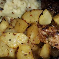 Rosemary pork chops with onion potato mash and chunky apple sauce|roomy ubhiさん