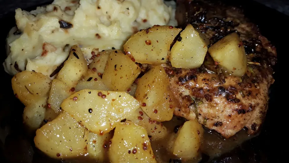 Snapdishの料理写真:Rosemary pork chops with onion potato mash and chunky apple sauce|roomy ubhiさん