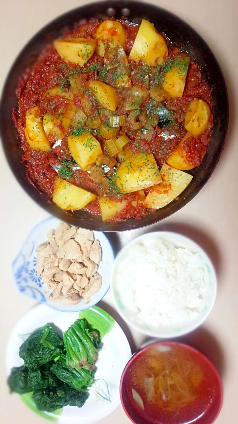 秋刀魚とじゃがいものトマト煮
鶏胸のわさび醤油和え
ほうれん草のお浸し
（ほうれん草茹でて鳥胸茹で後にネギ入れた）ネギスープ|時雨さん