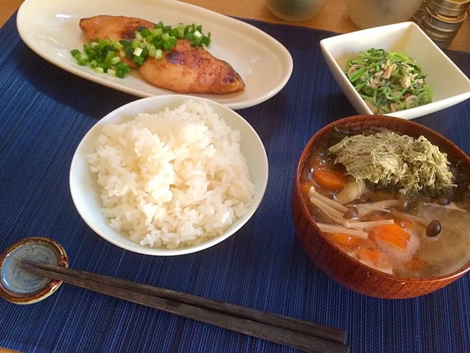 朝ごはん★鰆の味噌漬け焼き、豆苗とツナのマヨネーズ和え、みそ汁、ごはん|ハルさん