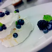 Snapdishの料理写真:Pavlova|Marcee Gonzálezさん