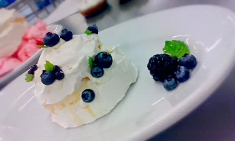 Snapdishの料理写真:Pavlova|Marcee Gonzálezさん