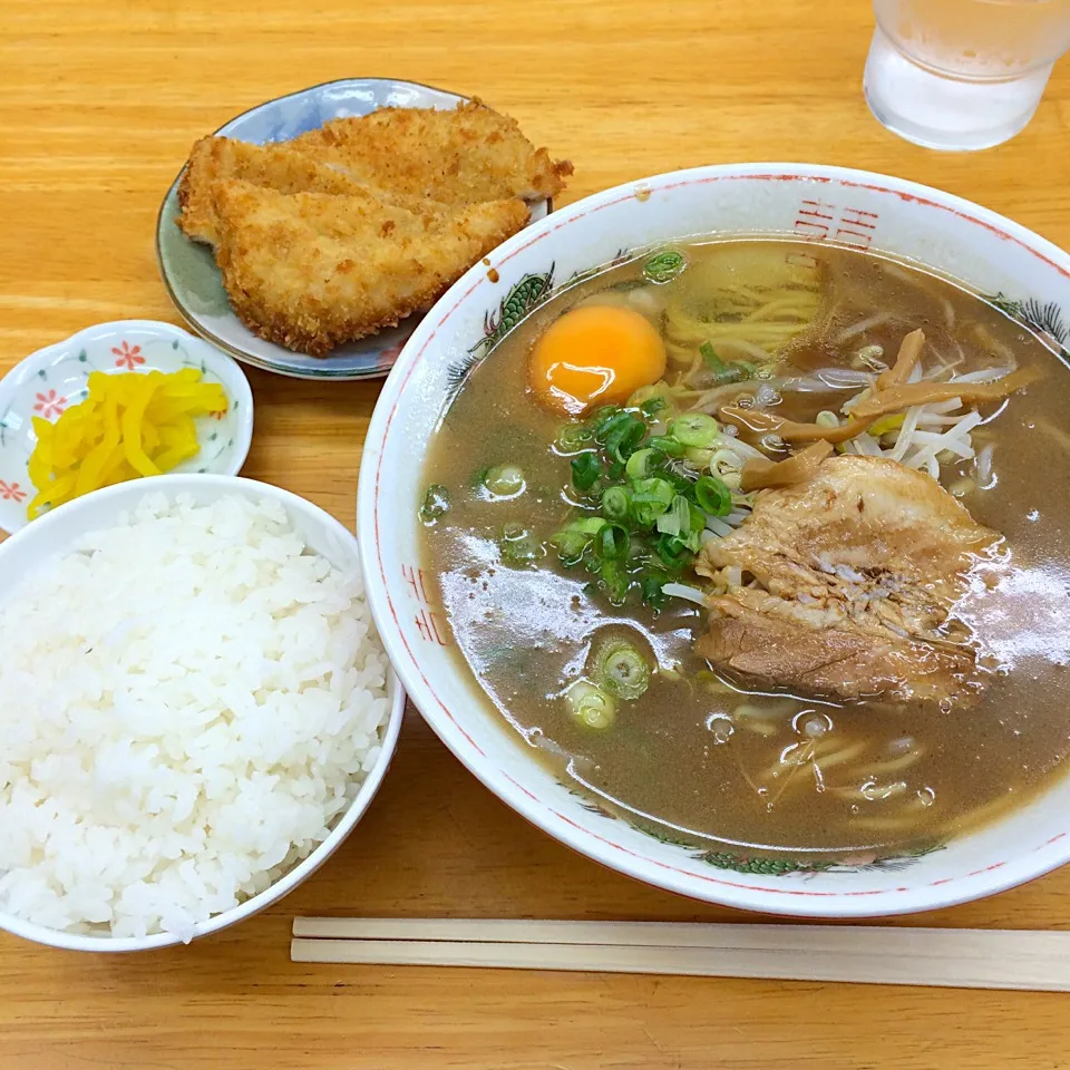 Snapdishの料理写真:ランチサービス (ラーメン、メシ、チキンカツ)|maixx ใหม่さん