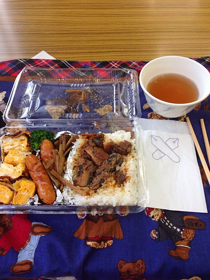 お弁当 秋刀魚の煮たの、キンピラ、ウインナーに甘々厚焼き卵|Izumynさん