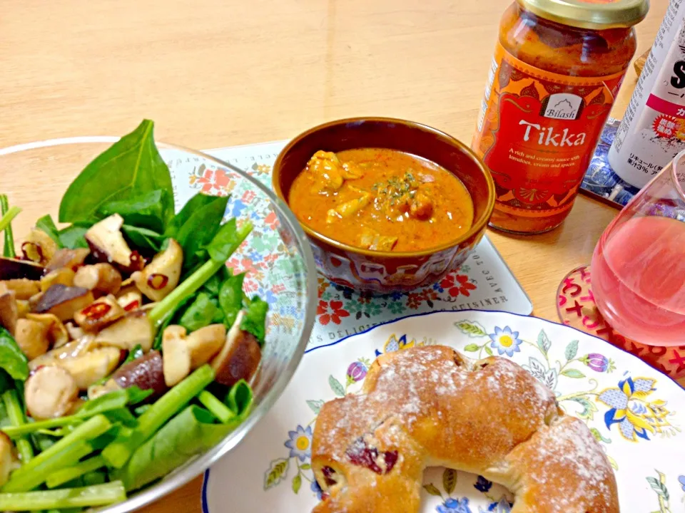 チキンカレーとほうれん草ときのこのサラダでお疲れさまします👳|ちーねーさん