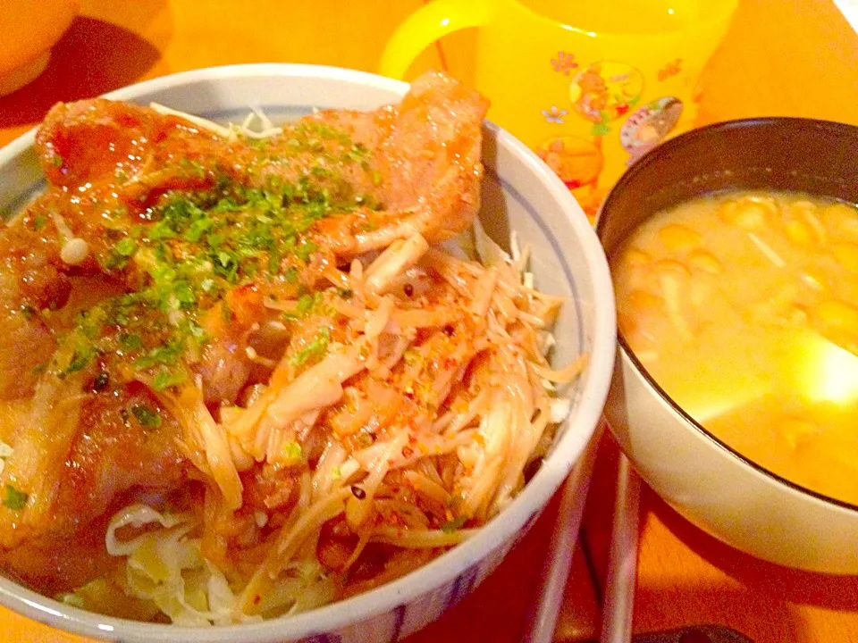 Snapdishの料理写真:豚の生姜焼き丼えのき茸ソテー&キャベツ添え、豆腐となめこのお味噌汁|ch＊K*∀o(^^*)♪さん