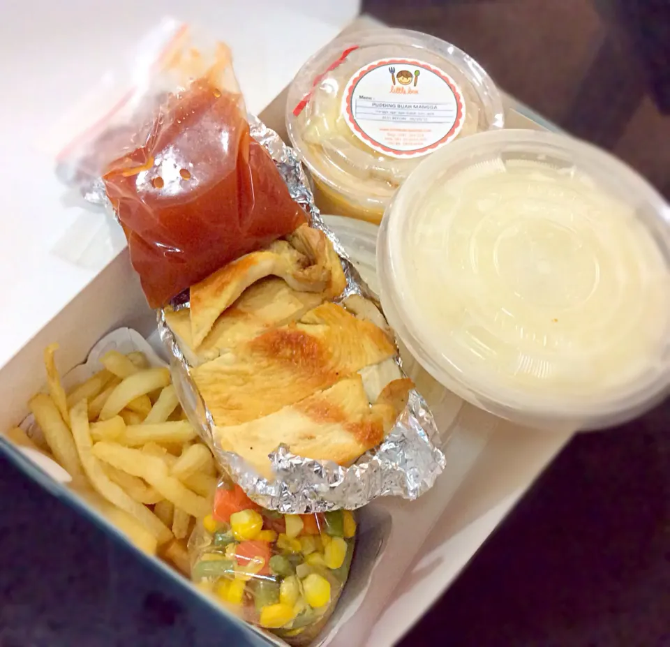 Kiddy Chicken Steak with BBQ Sauce, French Fries, Chicken Cream Soup n Fresh Mango Pudding|silva astriaさん