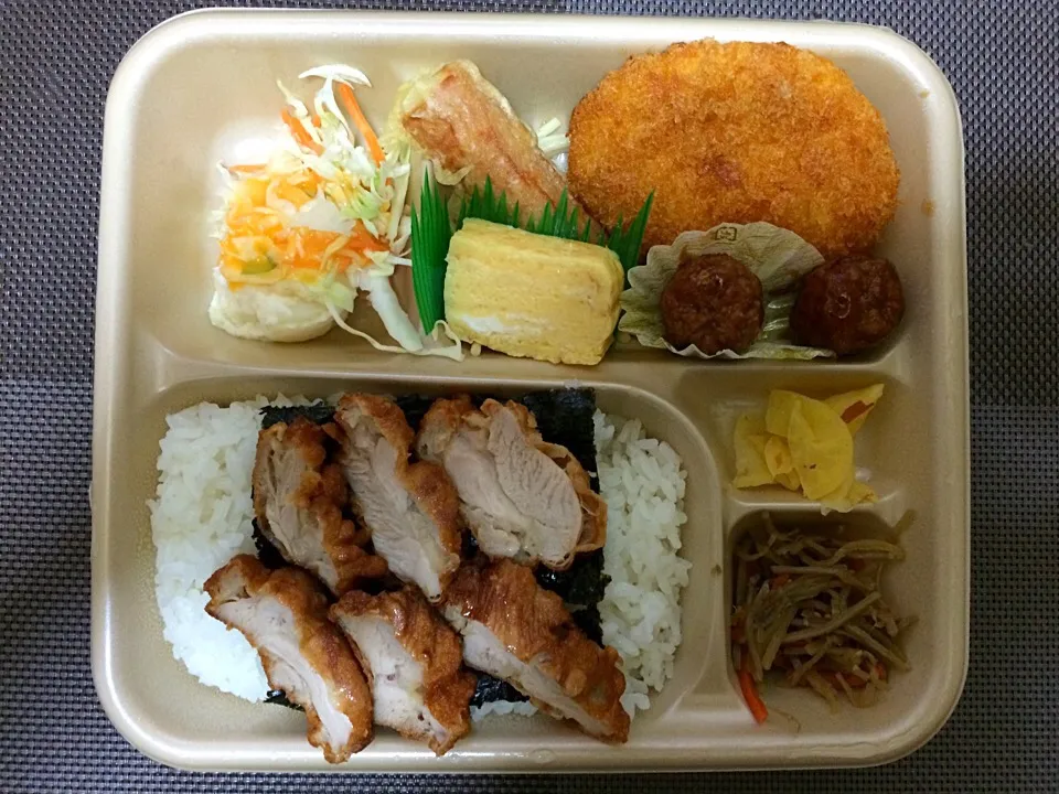 Snapdishの料理写真:とりめしデラックス弁当|ばーさんさん