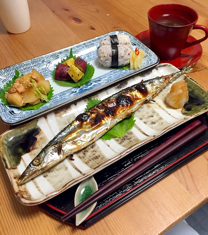 Snapdishの料理写真:Dinner: grilled saury, braised tunip, sweet potato, and onigiri|Kumigarさん