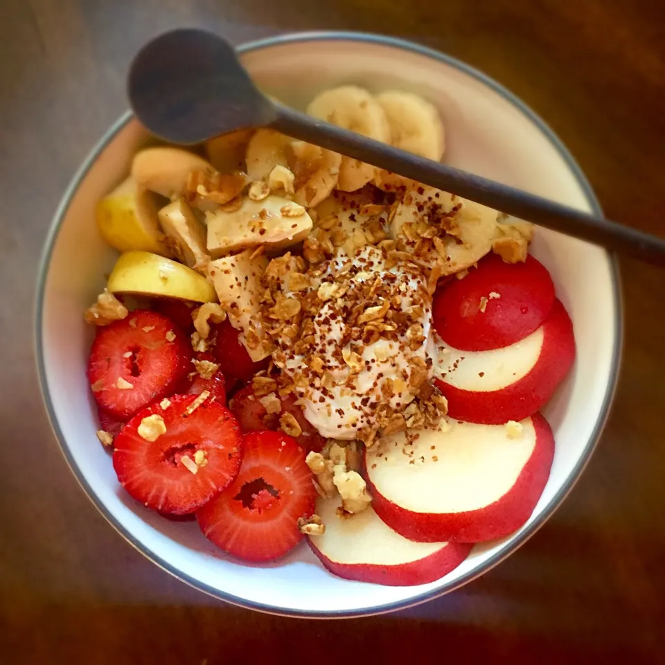 Fruit bowl: red pear, strawberry, banana, guava with Greek yogurt and a sprinkle of homemade granola|victoria valerioさん