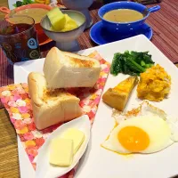 Snapdishの料理写真:厚切りトーストの朝食|Keiko  Takadaさん