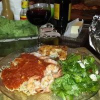 SPAGHETTI FRA DIABLO WITH BROILED GARLIC SHRIMP, ARUGALA, HOMEGROWN CHERRY TOMATOES & MOZZARELLA SALAD & NICE WARM CRUSTY BREAST & A NICE PINOT NOIR|Janice Floresさん