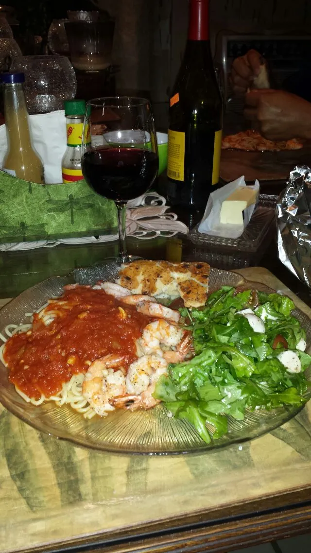 SPAGHETTI FRA DIABLO WITH BROILED GARLIC SHRIMP, ARUGALA, HOMEGROWN CHERRY TOMATOES & MOZZARELLA SALAD & NICE WARM CRUSTY BREAST & A NICE PINOT NOIR|Janice Floresさん