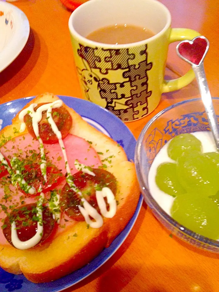 🍞ハムトマト🍅トースト＆マスカットヨーグルト🍇、カフェオレ☕️|ch＊K*∀o(^^*)♪さん