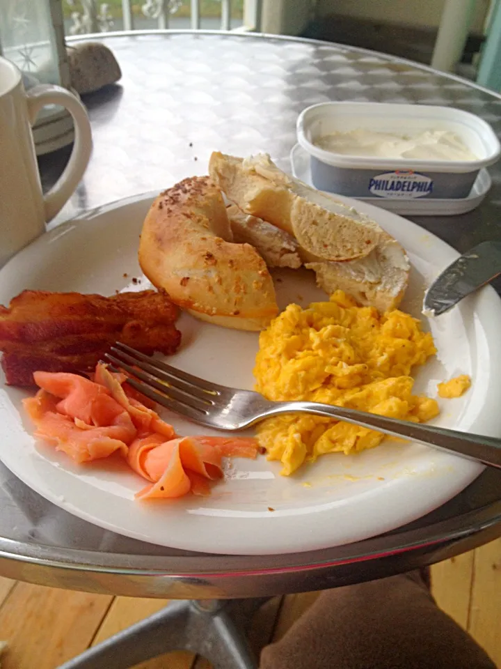 Yummy Sunday lox bagels scrambled eggs !|lauren shannonさん