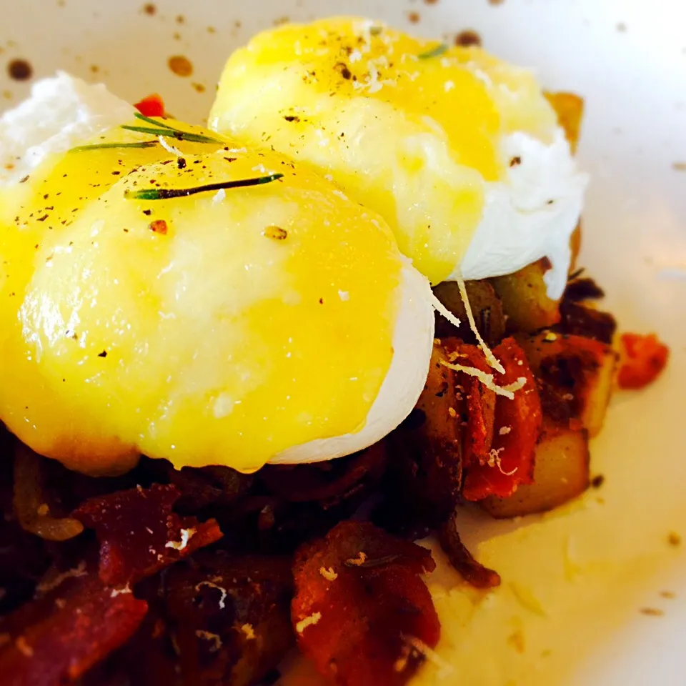 benedict eggs with crispy bacon and potato|anakin ninphilさん